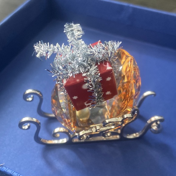 Swarovski Crystal Sleigh with Present in Original Box - Picture 3 of 4